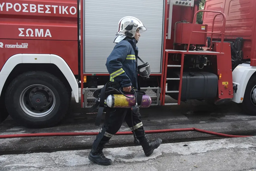 Πυροσβέστες επιχειρούν σε πυρκαγιά πάρκινγκ στα Άνω Λιόσια