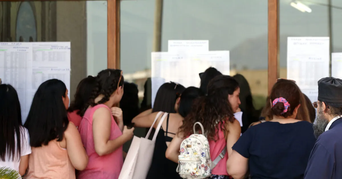Υποψήφιος ελέγχει τα αποτελέσματα των Βάσεων 2026 σε υπολογιστή
