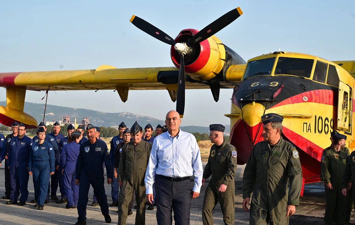 Ο Δένδιας σε πυροσβεστικό αεροσκάφος της Πολεμικής Αεροπορίας