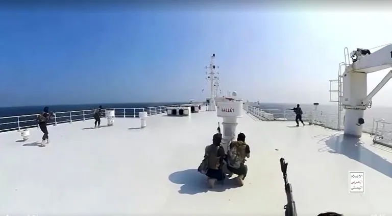 Σημαία Σαουδικής Αραβίας και πλοίο στην Ερυθρά Θάλασσα