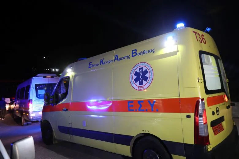 Πυροσβέστες επιχειρούν στη φωτιά στο Ωραιόκαστρο
