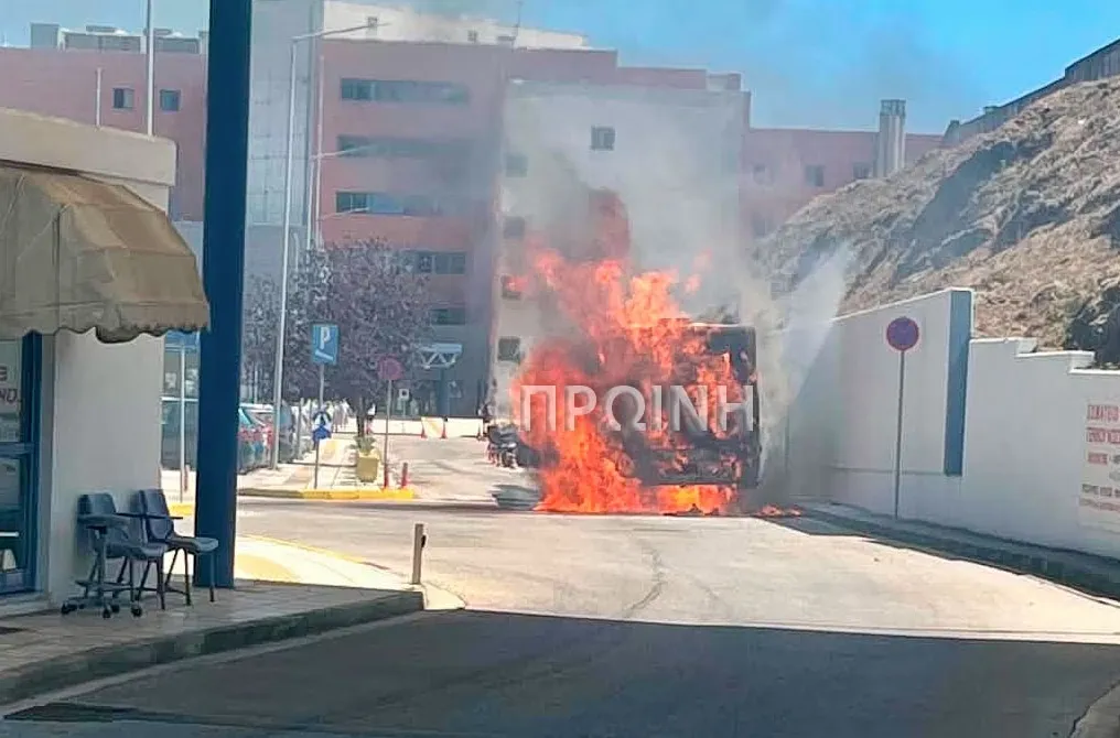 Πυροσβέστες επιχειρούν σε φωτιά στην Κάλυμνο