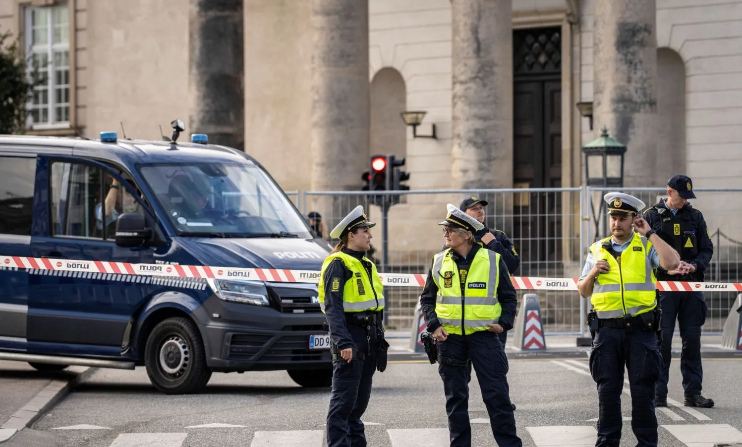 Αστυνομικά οχήματα στον τόπο των πυροβολισμών στη Δανία
