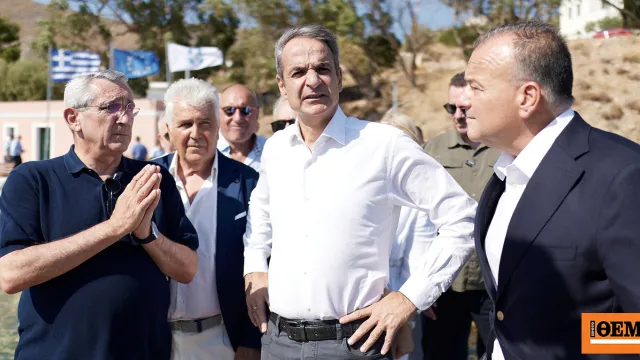 Ο πρωθυπουργός στο φυλάκιο του Αγαθονησίου με την ελληνική σημαία