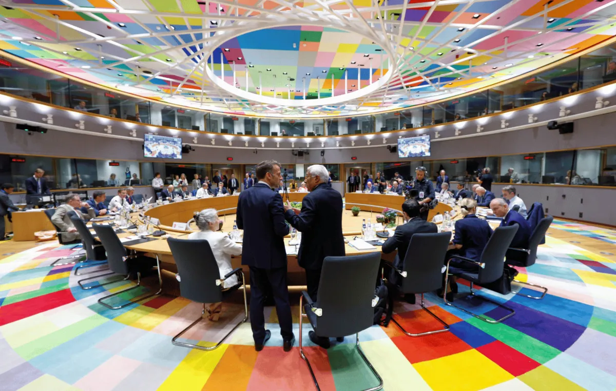 Σημαίες της Ευρωπαϊκής Ένωσης έξω από κτίριο θεσμικού οργάνου