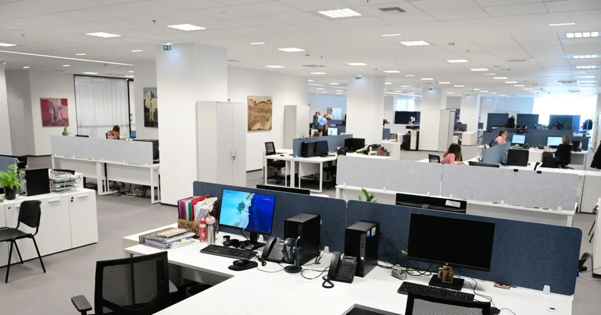 Πολίτης υπογράφει έγγραφα σε δημόσια υπηρεσία στην Ελλάδα
