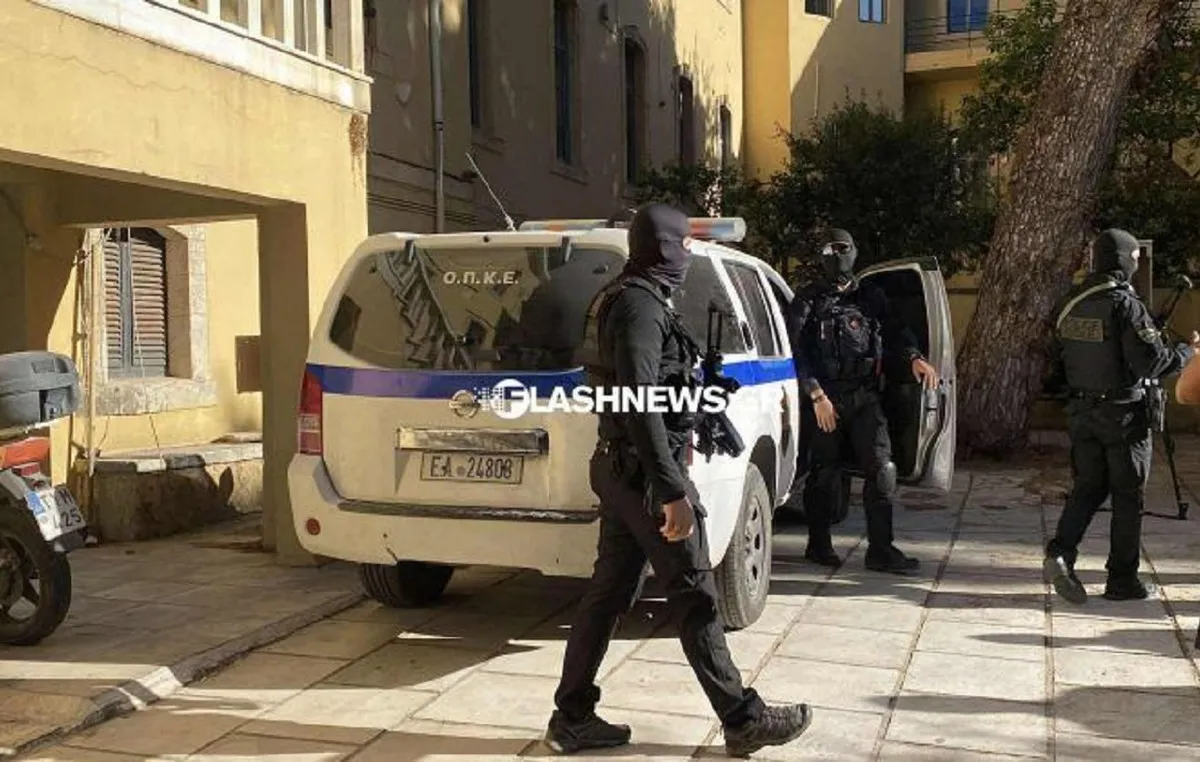 Δικαστήριο και δικογραφία υπόθεσης μαφίας της Κρήτης