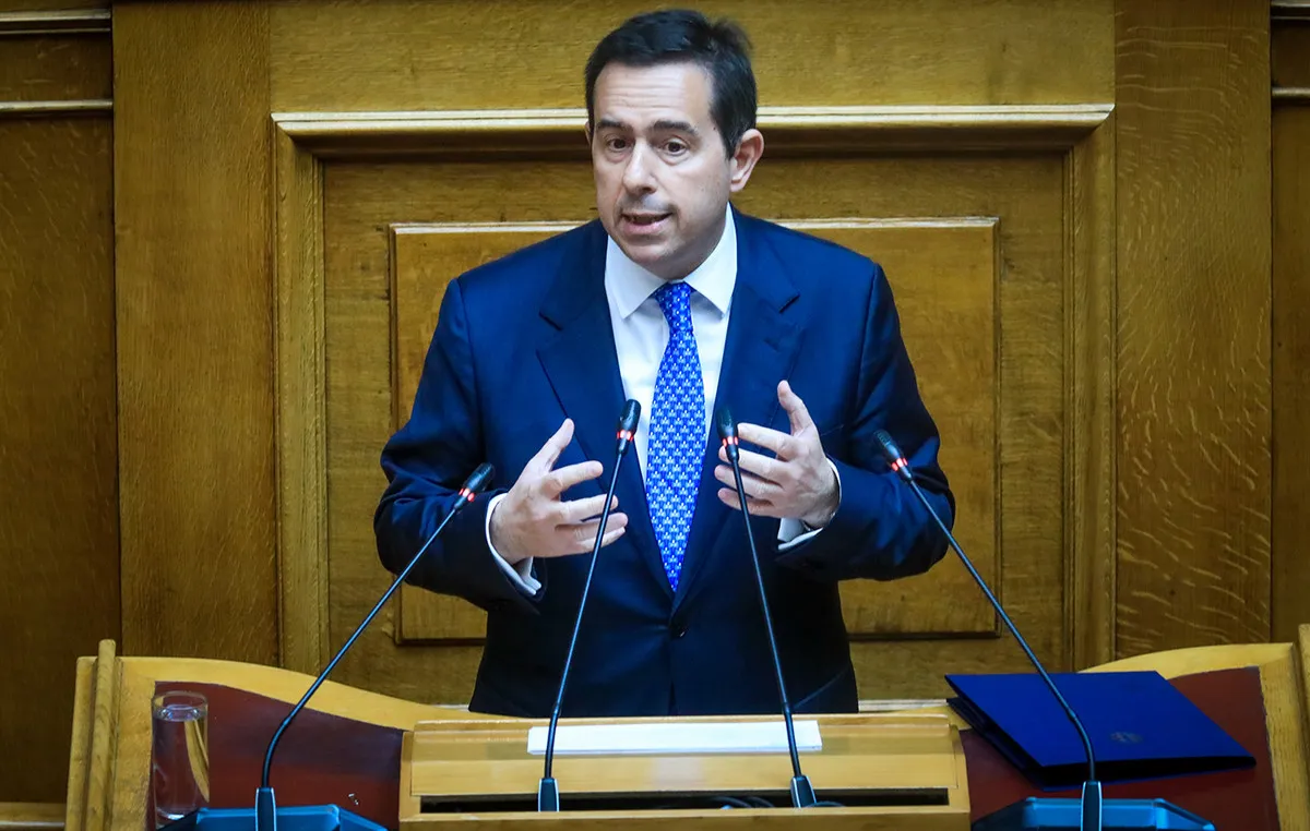 Ο Νότης Μηταράκης κατά τη διάρκεια κοινοβουλευτικής συνεδρίασης