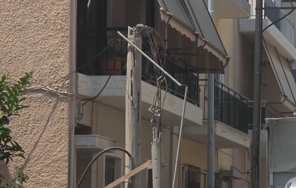 Σπασμένη κολώνα ΔΕΔΔΗΕ μετά από τροχαίο στο Ίλιον