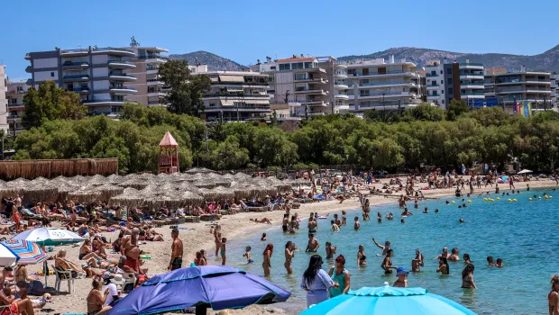 Κόσμος στις παραλίες της Αττικής υπό καλοκαιρινό ήλιο