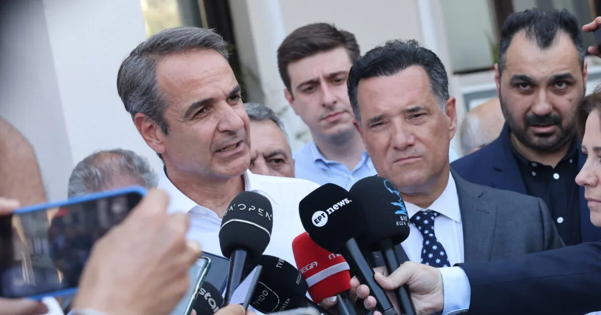 Ο πρωθυπουργός στο βήμα κατά τη διάρκεια δημόσιας ομιλίας