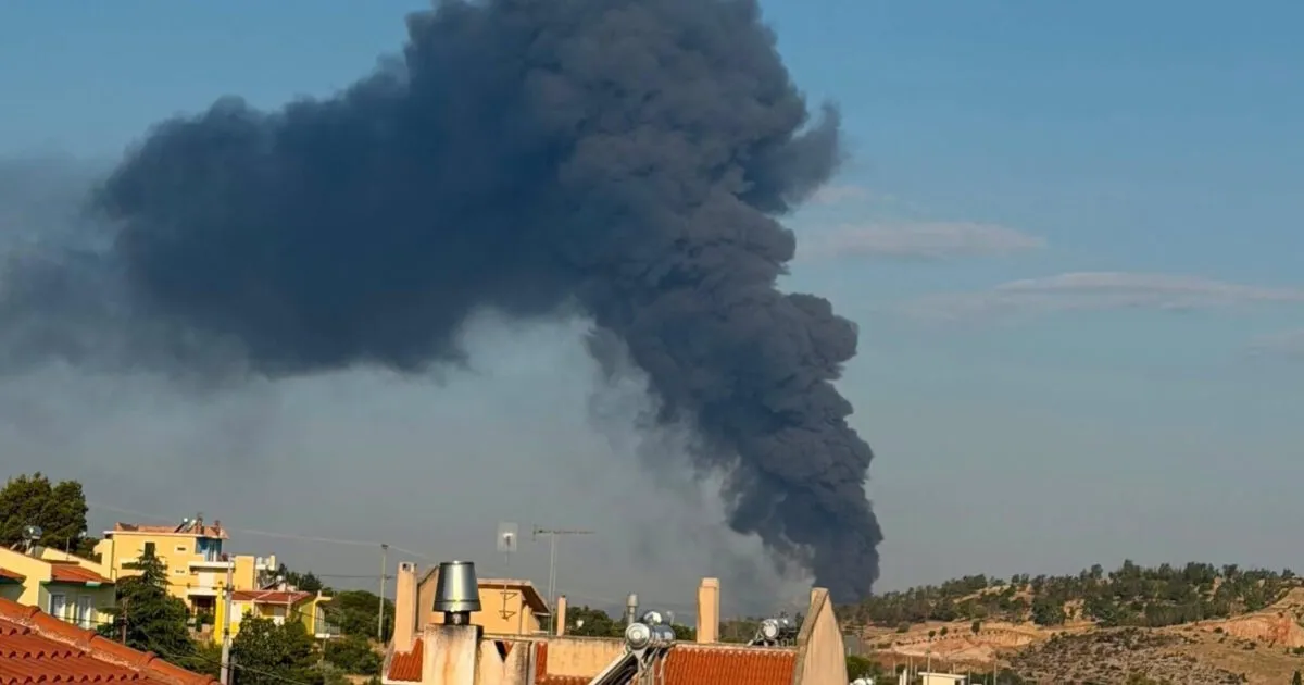 Πυροσβέστες επιχειρούν σε φωτιά στον Ασπρόπυργο