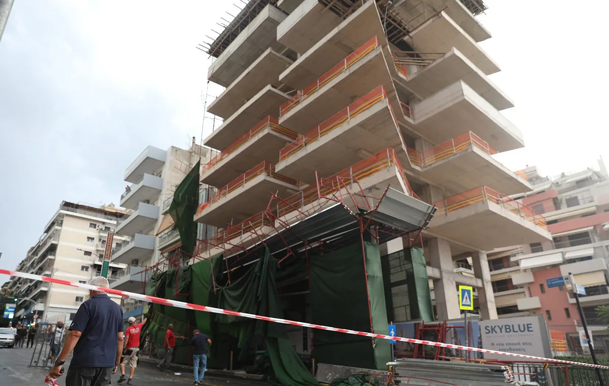 Πλημμυρισμένη λεωφόρος ΝΑΤΟ με εγκλωβισμένα οχήματα στην Αττική
