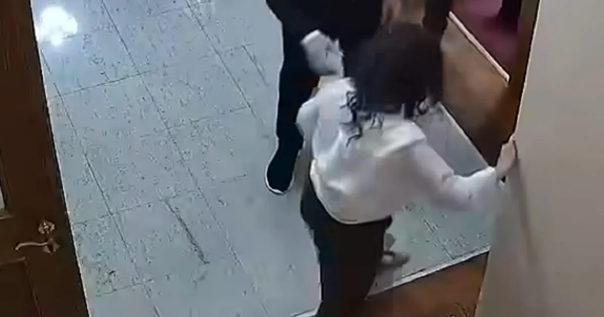 Βουλευτής τρέχει με έγγραφο στη Βουλή της Αλβανίας