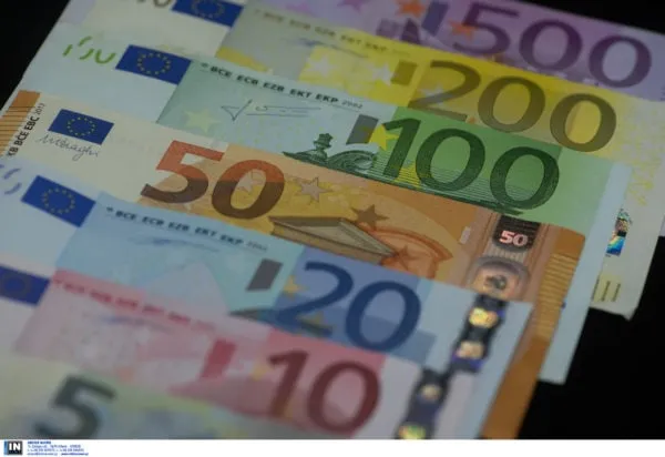 Αστυνομικοί συλλαμβάνουν ύποπτο για τηλεφωνική απάτη στην Καστοριά
