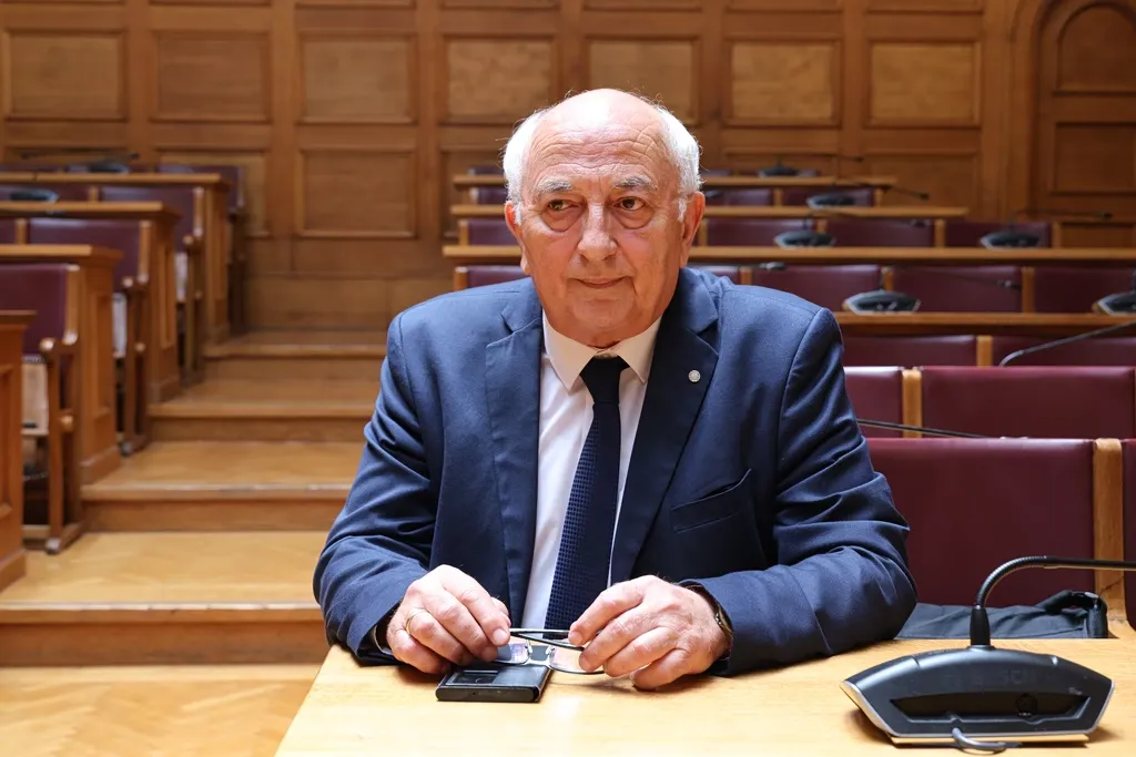 Έμβλημα ΣΥΡΙΖΑ και βουλευτές στη συνεδρίαση της Κοινοβουλευτικής Ομάδας