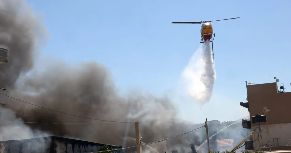 Πυροσβεστικά οχήματα σε δασική φωτιά στην Παραμυθιά Θεσπρωτίας