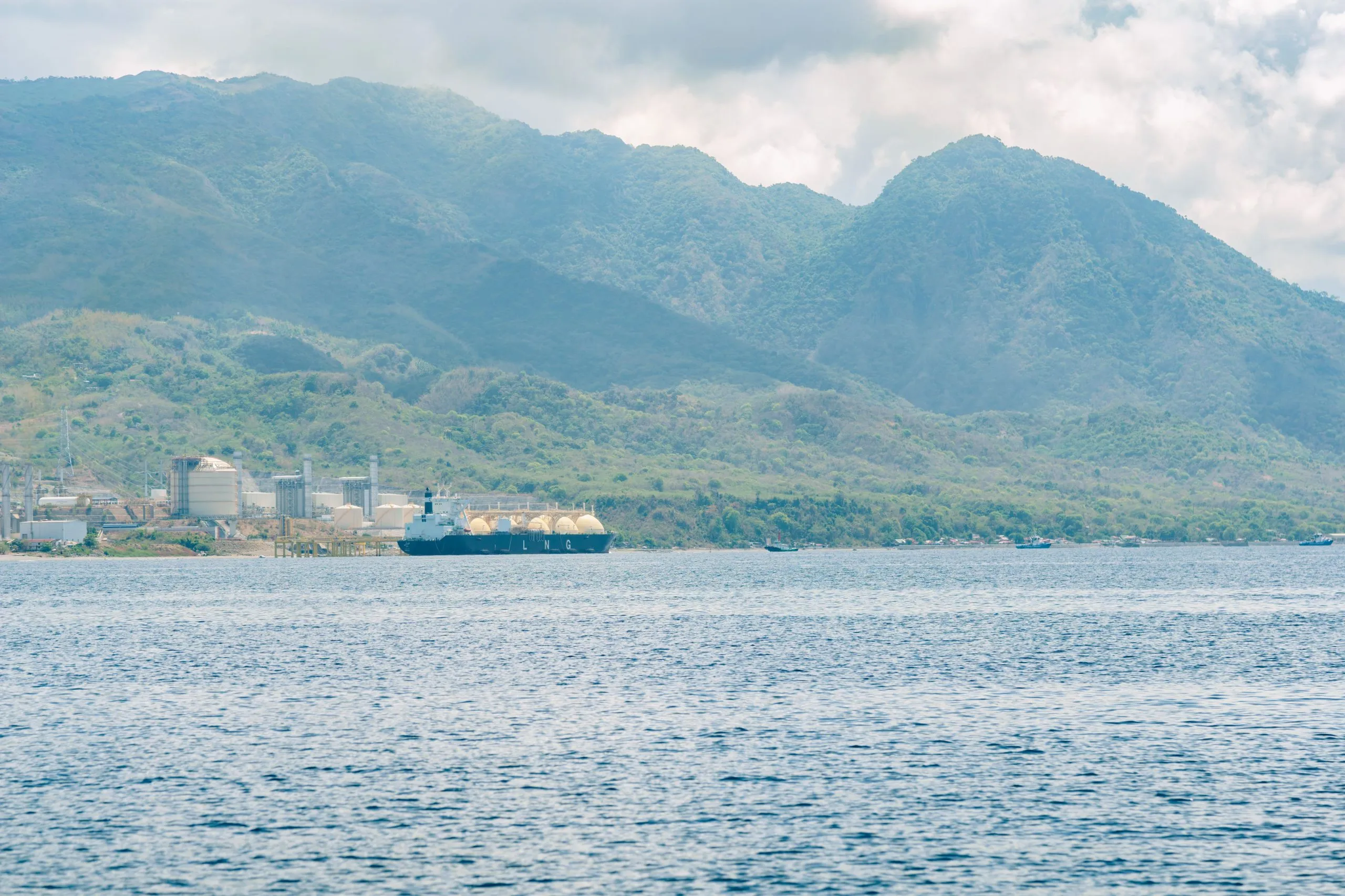 Δεξαμενόπλοιο LNG με φωτιά στο λιμάνι της Νταμιέτα