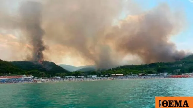 Σύννεφο καπνού από πυρκαγιά στις ακτές του Γκάργκανο
