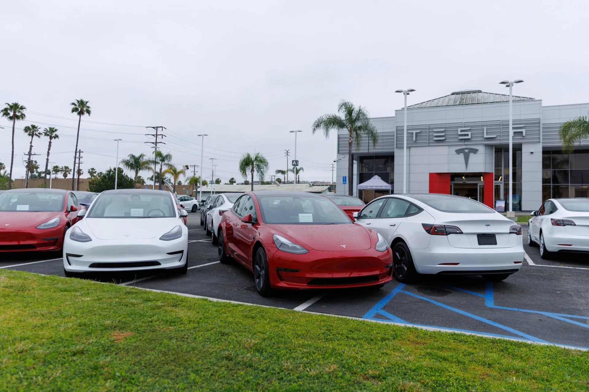 Η μετοχή της Tesla βυθίζεται 14% στη Wall Street
