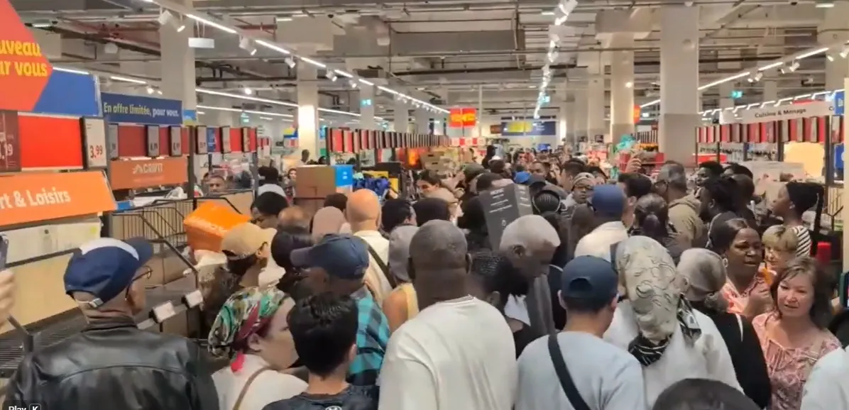 Ουρά πελατών έξω από κατάστημα Lidl στη Γαλλία