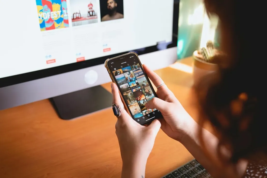 Έφηβος με κινητό τηλέφωνο και social media