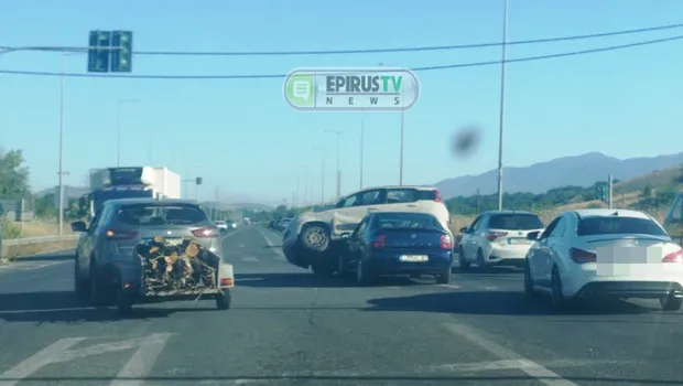 Αυτοκίνητο πάνω σε άλλο μετά από τροχαίο στα Ιωάννινα