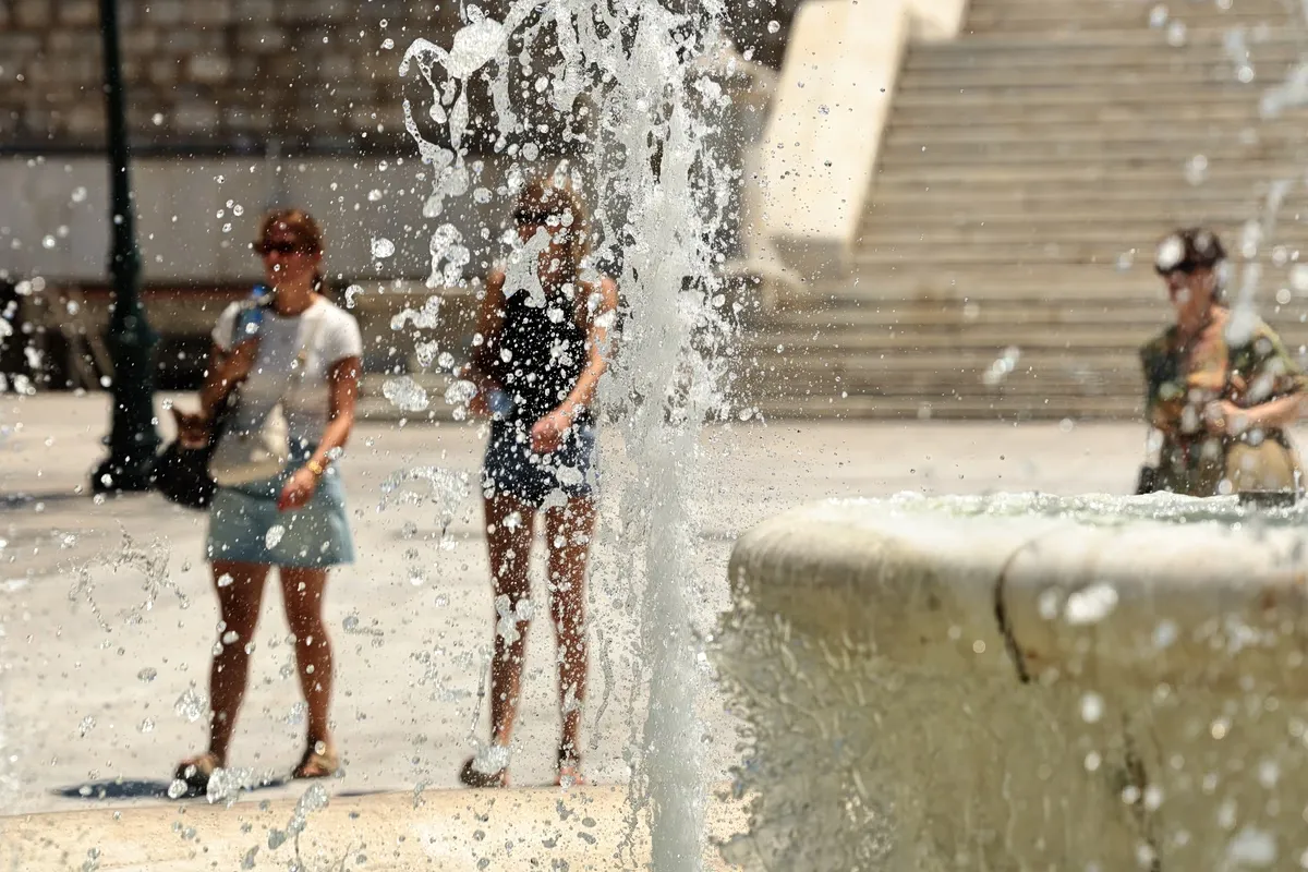 Σύννεφα και καταιγίδα πάνω από ελληνικό τοπίο