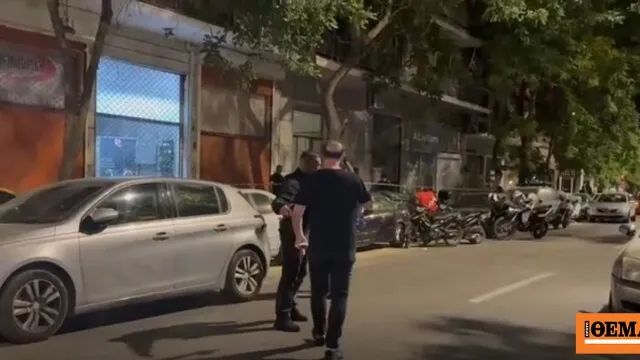 Αστυνομικές δυνάμεις έξω από γραφείο ποινικολόγου στην Αθήνα