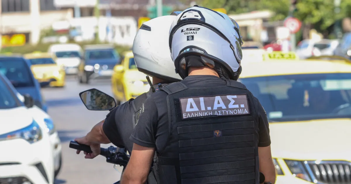 Αστυνομικοί έξω από κτίριο στην οδό Ακαδημίας στην Αθήνα