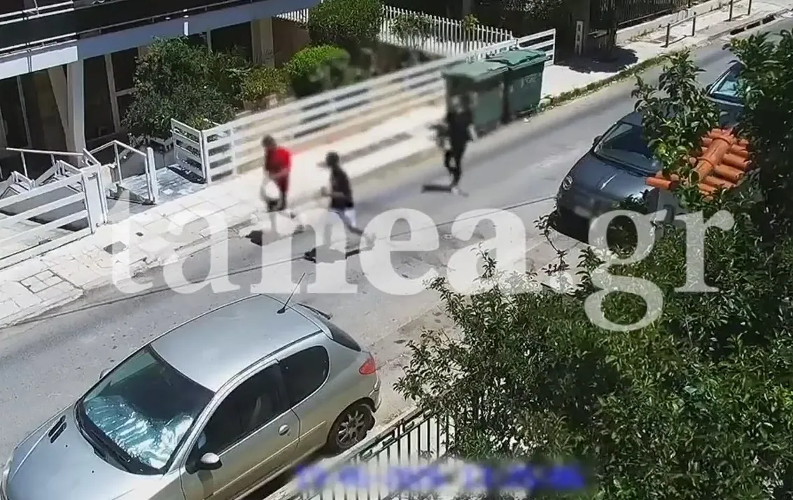 Αστυνομικοί ερευνούν υλικά σπείρας ψευτο-εφοριακών