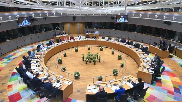 Σημαία ΕΕ και σύμβολα κυρώσεων κατά της Ρωσίας
