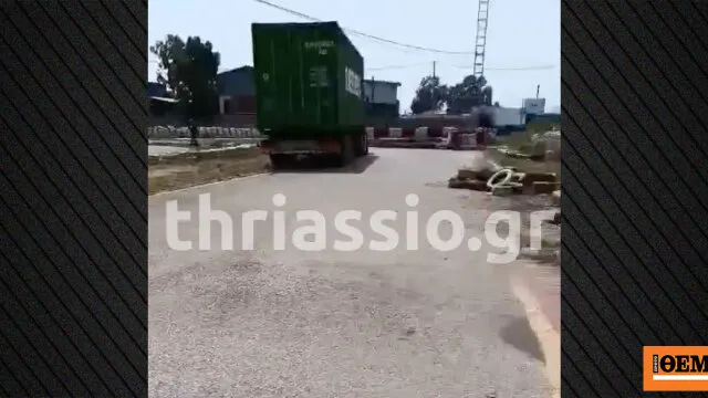 Φορτηγό μέσα σε πίστα καρτ στον Ασπρόπυργο