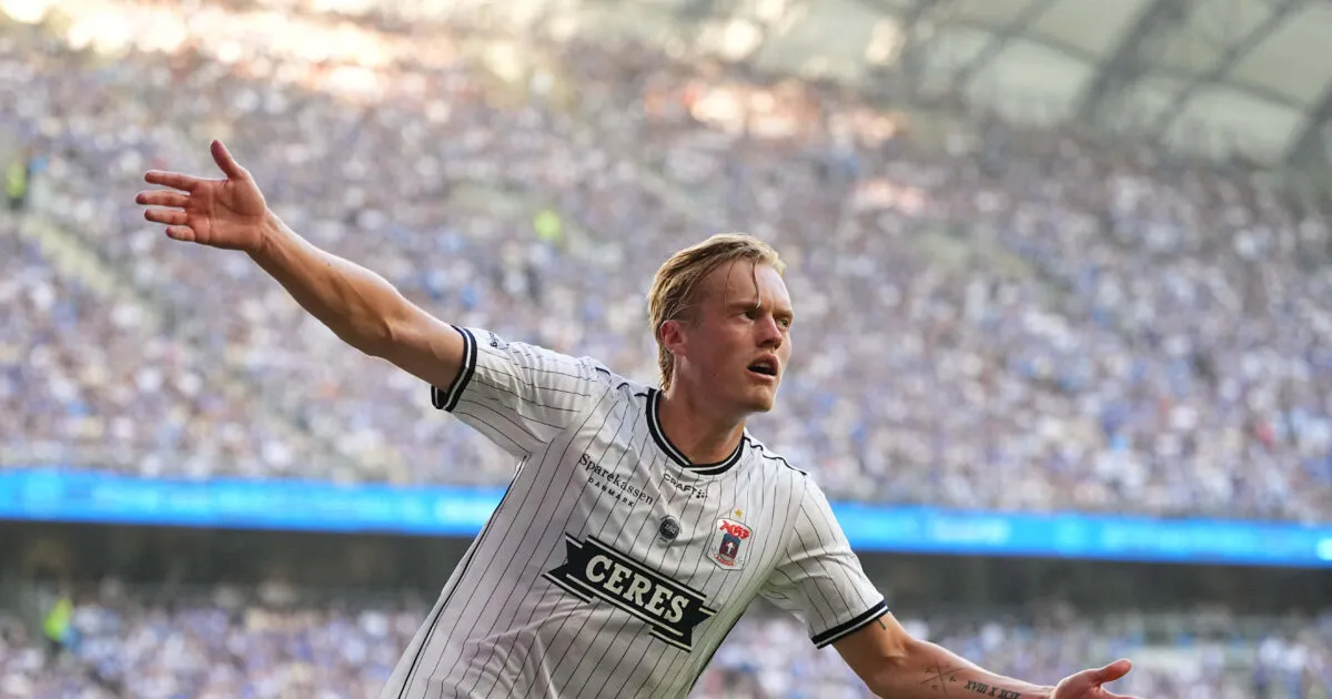 Παίκτες πανηγυρίζουν πρόκριση στο Champions League