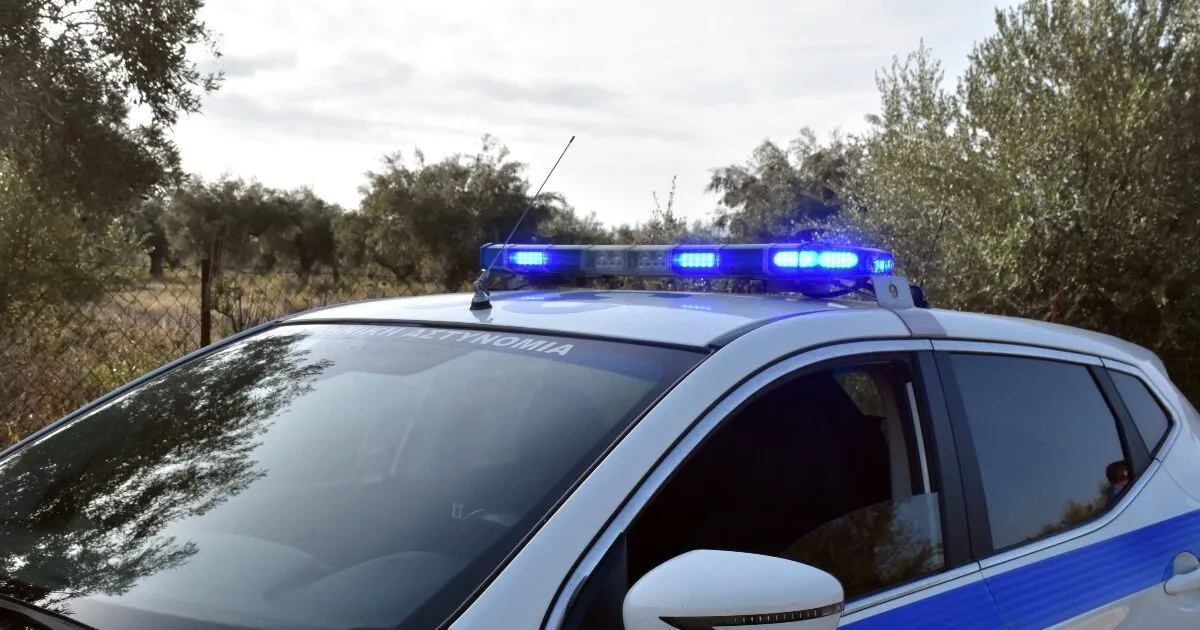 Περιπολικό της τροχαίας σε αυτοκινητόδρομο τη νύχτα