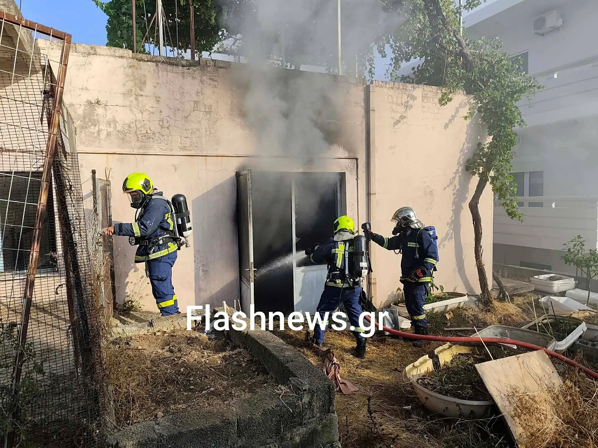 Πυροσβέστες σβήνουν φωτιά σε εργαστήριο σκαφών στα Χανιά