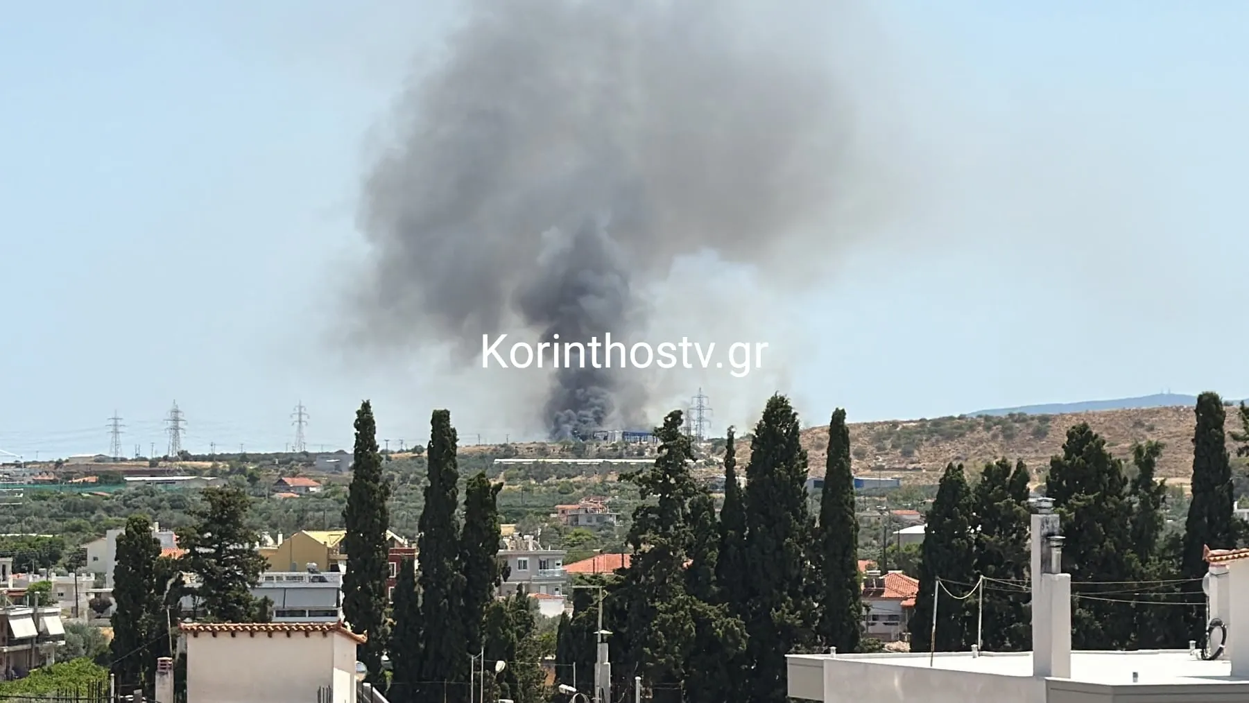Πυκνός καπνός από πυρκαγιά σε εργοστάσιο στην Κορινθία