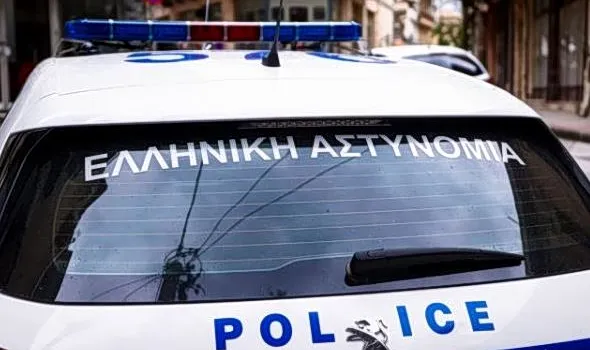 Αστυνομικοί αποκλείουν την οδό Μιαούλη στου Ψυρρή