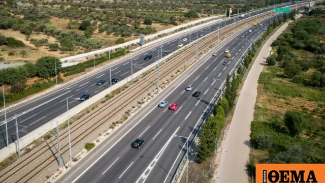 Δασική πυρκαγιά και ελικόπτερο πυρόσβεσης σε νησί