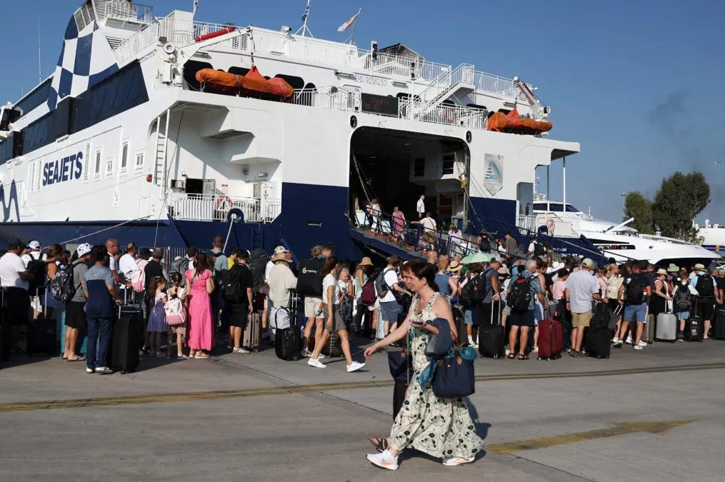 Ουρές αυτοκινήτων και επιβατών στην έξοδο αδειούχων