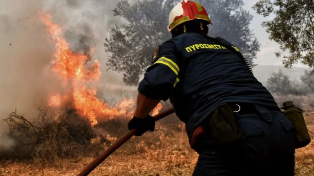 Πυροσβέστες κατασβήνουν φωτιά σε χαμηλή βλάστηση στον Ασπρόπυργο