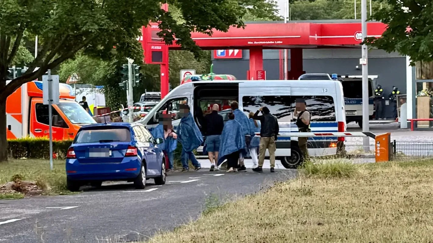Αστυνομικοί έξω από σούπερ μάρκετ στο Βερολίνο