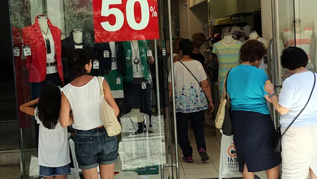Πυροσβεστικό όχημα σε επιχείρηση κατάσβεσης δασικής πυρκαγιάς