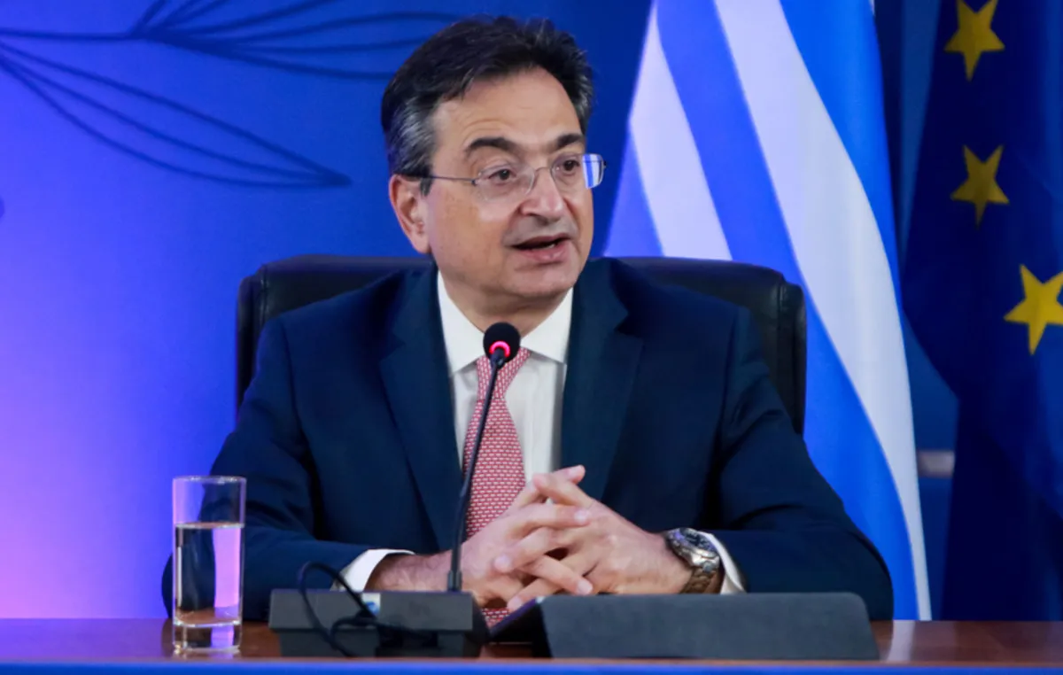 Κτίρια Εθνικής Τράπεζας και Eurobank με οικονομικά γραφήματα