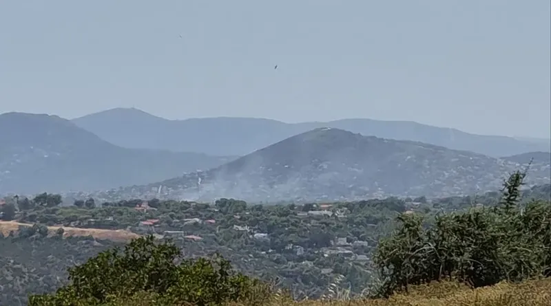 Πυροσβεστικό ελικόπτερο ρίχνει νερό σε δασική πυρκαγιά