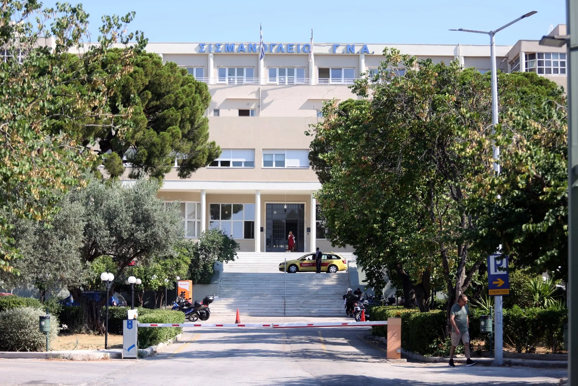 Ασθενοφόρο και πυροσβέστες έξω από το Σισμανόγλειο νοσοκομείο
