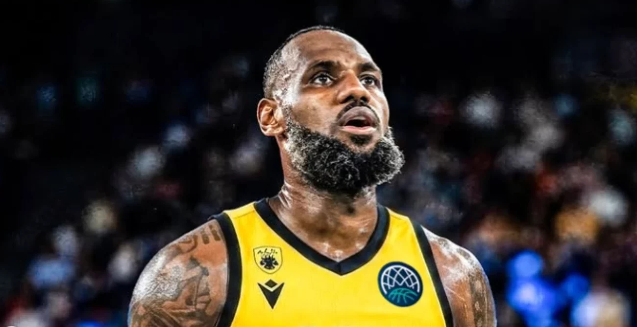 Ο ΛεΜπρόν Τζέιμς με φανέλα ομάδας του Basketball Champions League