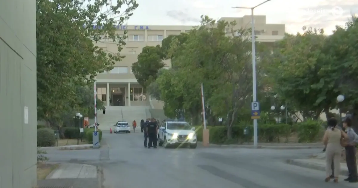 Πυροσβεστικά οχήματα έξω από το Σισμανόγλειο Νοσοκομείο στο Μαρούσι