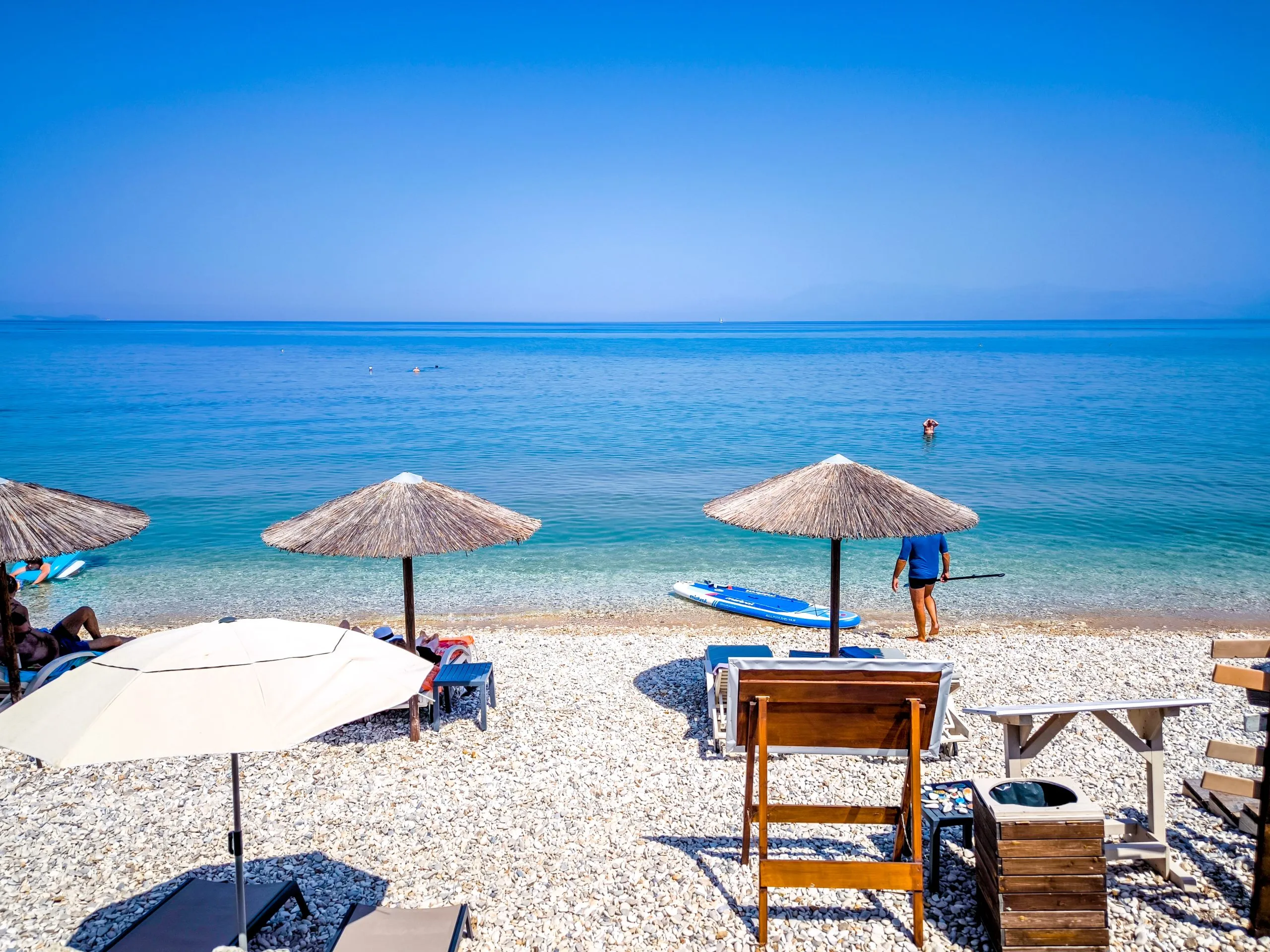 Αίθριος καιρός με ήλιο πάνω από ελληνική ακτή