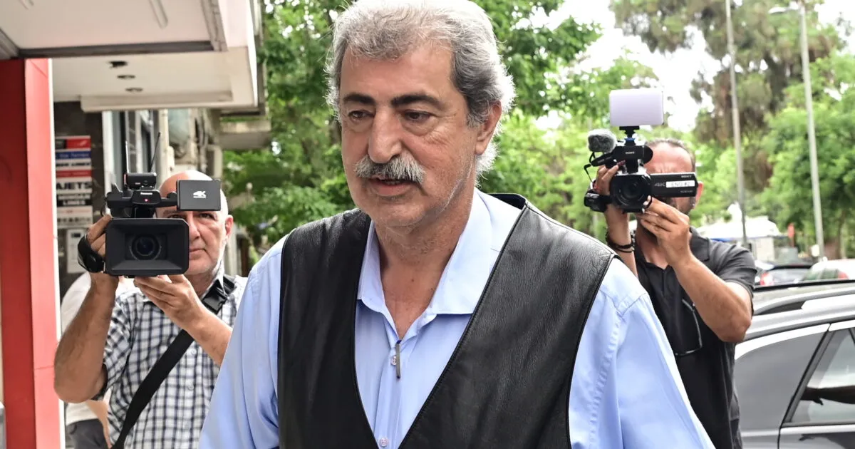 Στελέχη του ΣΥΡΙΖΑ έξω από τα γραφεία της Κουμουνδούρου